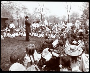 Enfants regardant un artiste le Jour de l